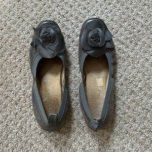 Cute gray flats!